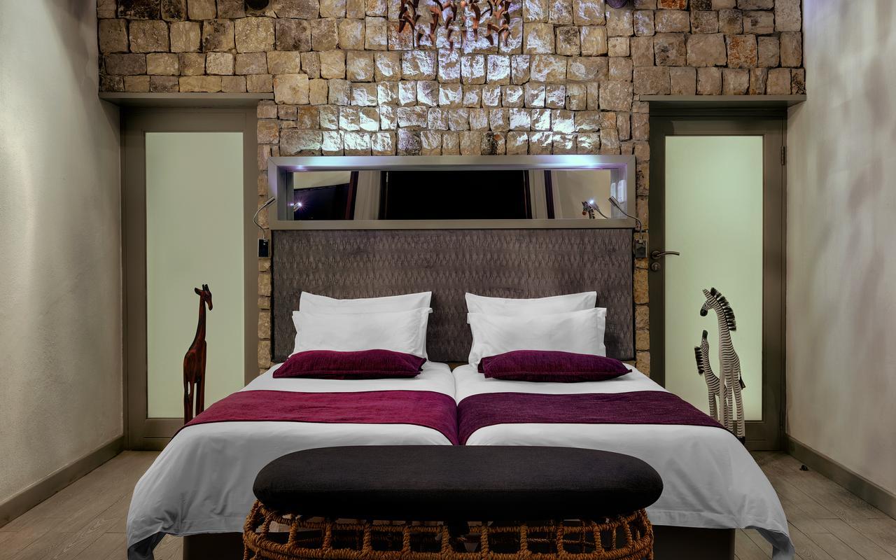 Mokuti Etosha Villa นามูโทนิ ภายนอก รูปภาพ