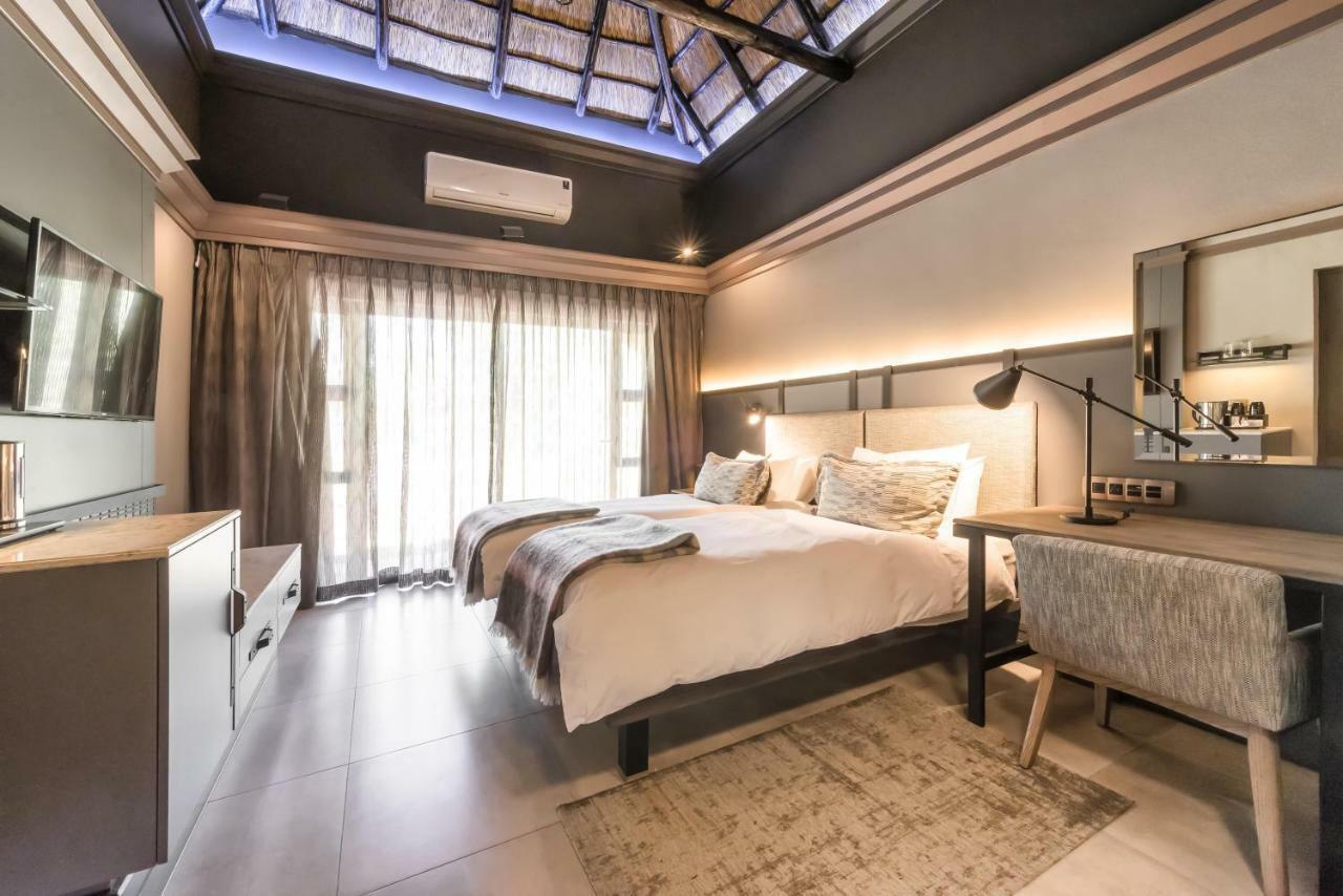 Mokuti Etosha Villa นามูโทนิ ภายนอก รูปภาพ