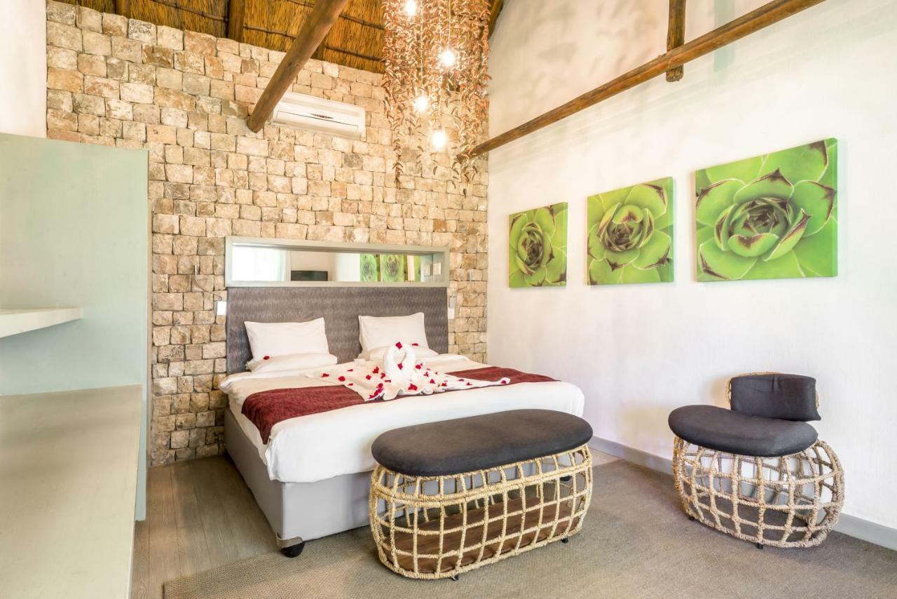 Mokuti Etosha Villa นามูโทนิ ภายนอก รูปภาพ
