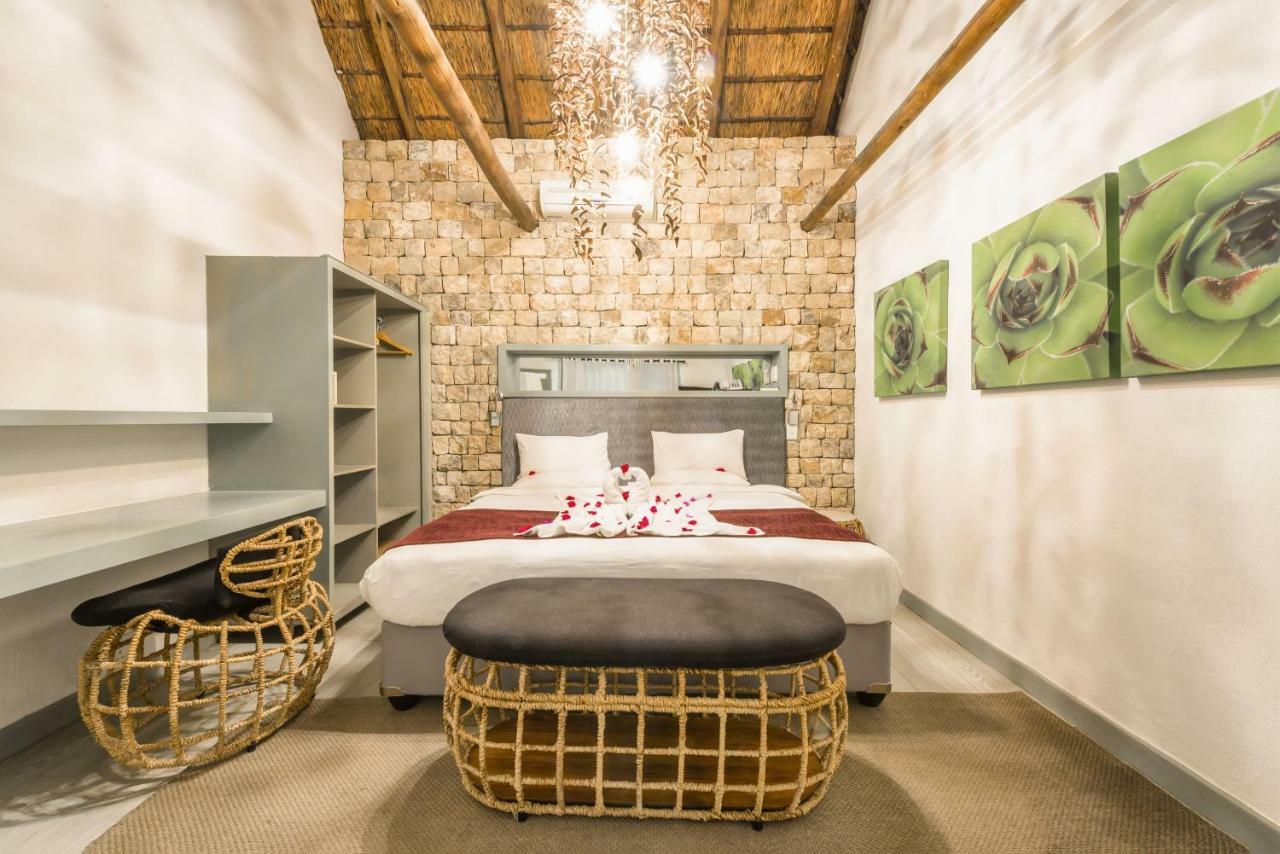 Mokuti Etosha Villa นามูโทนิ ภายนอก รูปภาพ